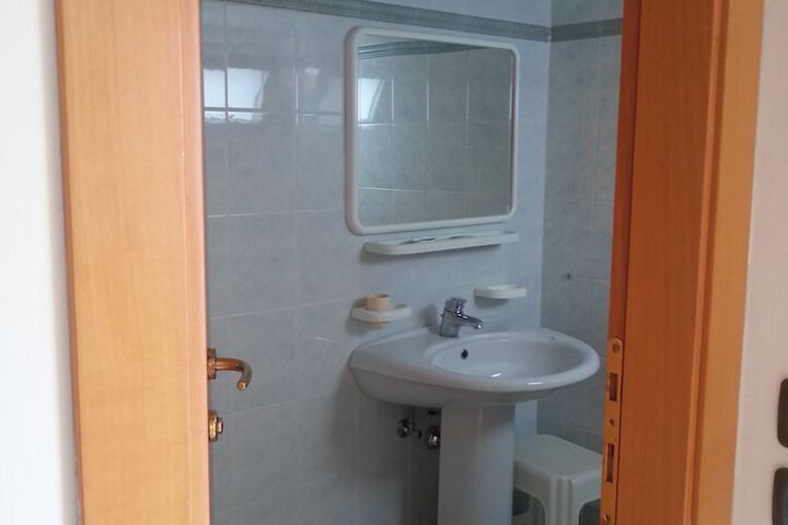 Room 28 of 64