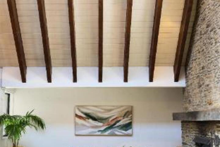 Lounge 19 of 23