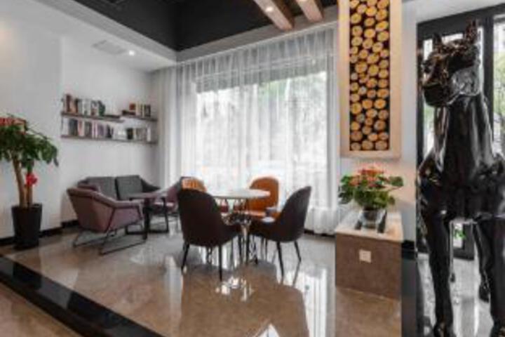Waterfront Jindi City Hotel (Huzhou Dongwu Yintai City Branch)
