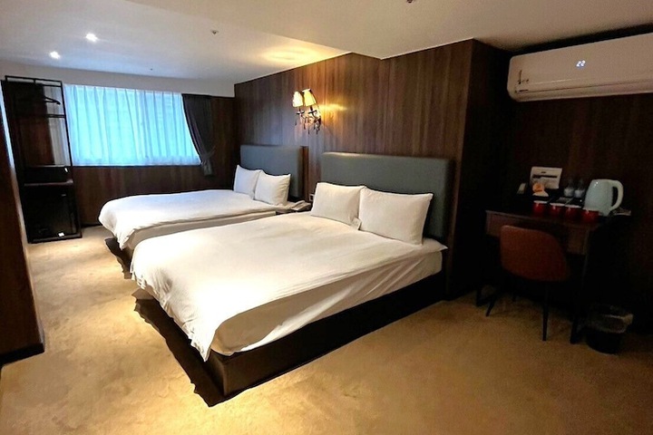 Room 13 of 36