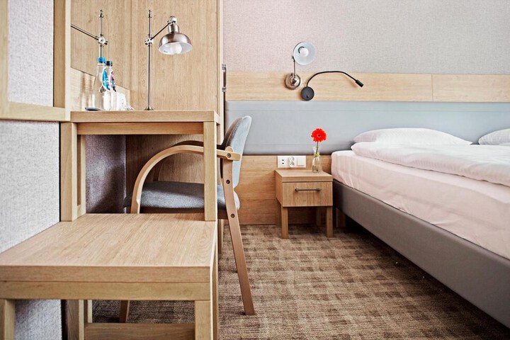 Room 16 of 66