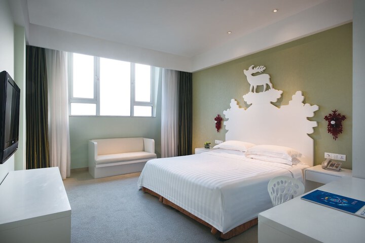Room 8 of 48