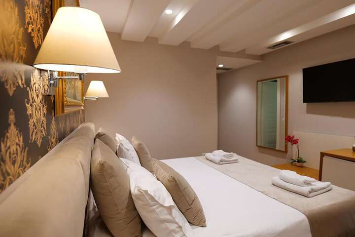 Room 10 of 45