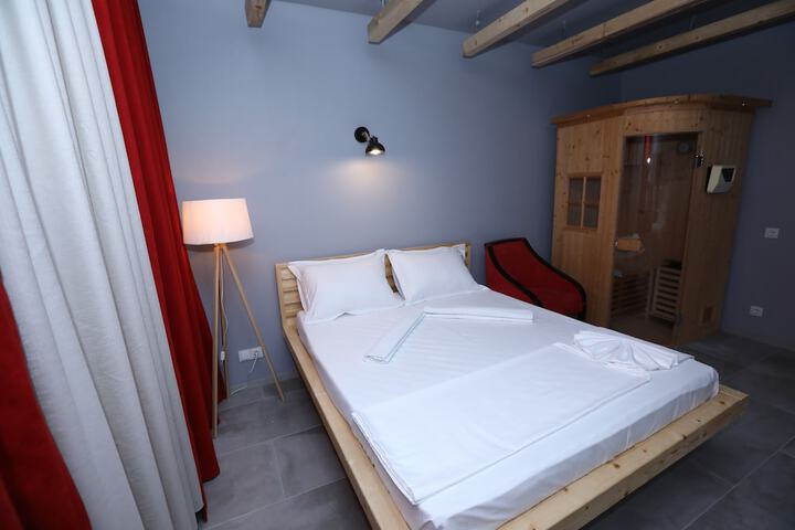 Room 6 of 80