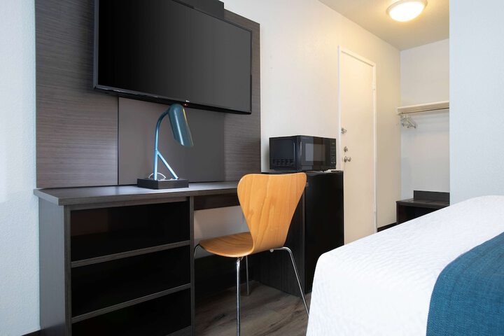 1 Queen Bed (6 of 13)