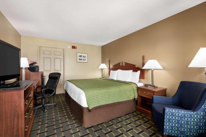 1 King Bed (3 of 7)