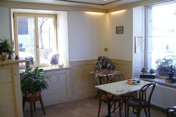 Lounge 8 of 12