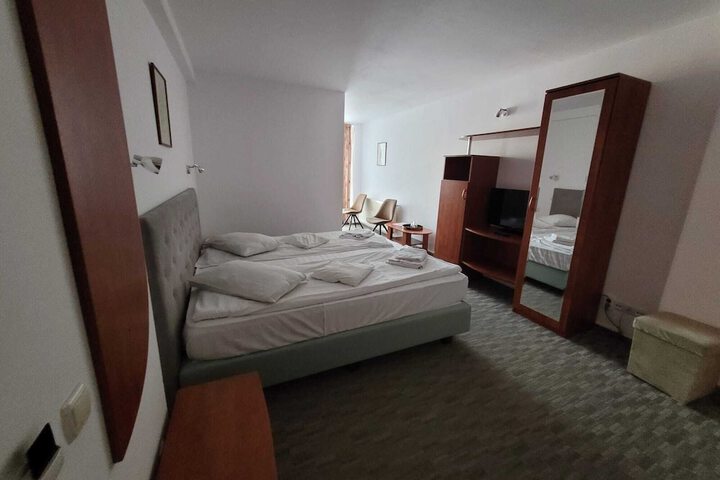 Room 9 of 16