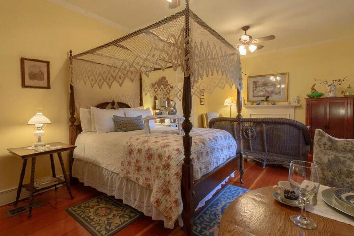 Magnolia Cottage Bed & Breakfast