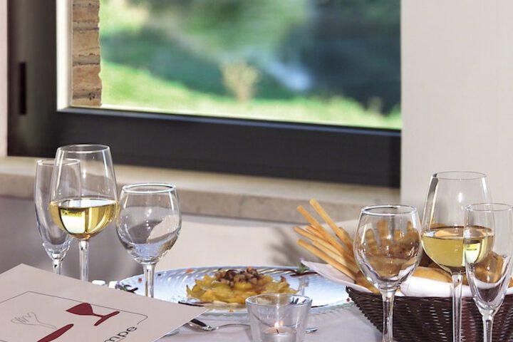 Dining 30 of 53