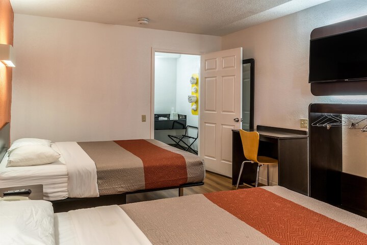 1 Queen Bed (4 of 11)