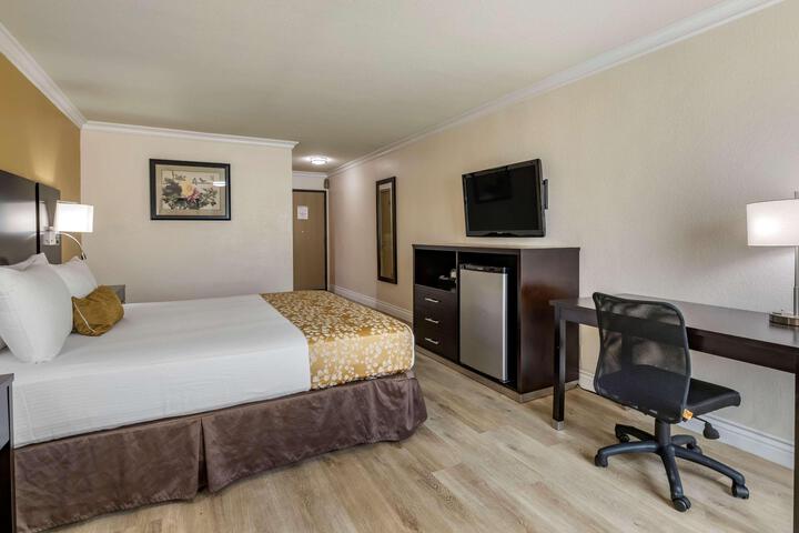 1 King Bed Refrigerator High Speed Internet Accessible Coffee Maker, Hairdryer Iron and Ironi (2 of 25)