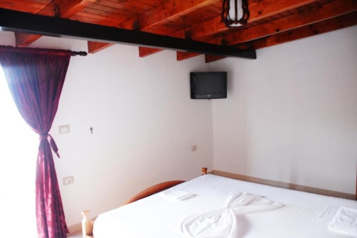 Room 6 of 34