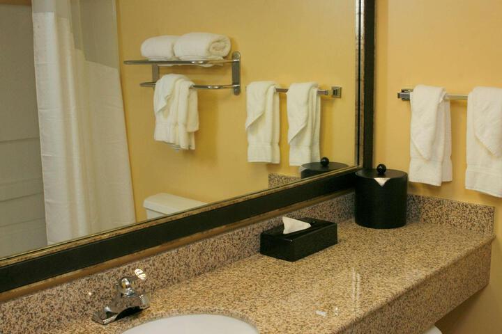 2 Queen Beds Microwave, Refrigerator WiFi Full Breakfast (5 of 8)