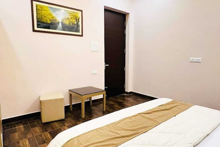 Room 5 of 77
