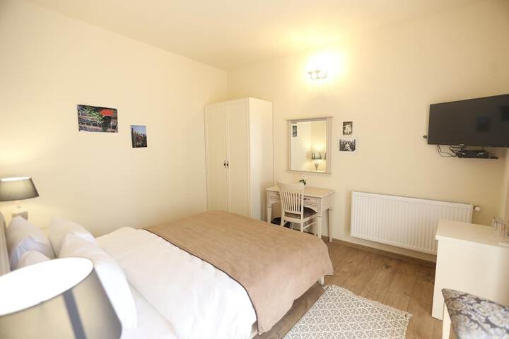 Room 8 of 27
