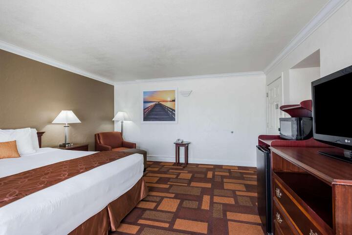 1 King Bed (1 of 11)