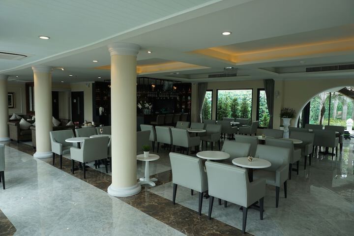 Lounge 107 of 150