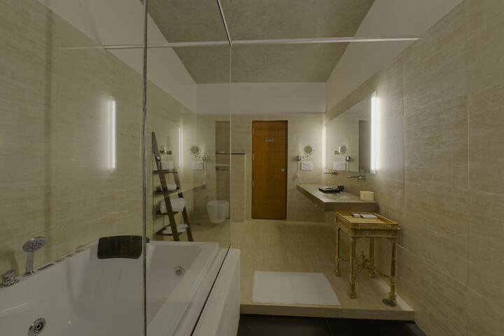 Room 13 of 32