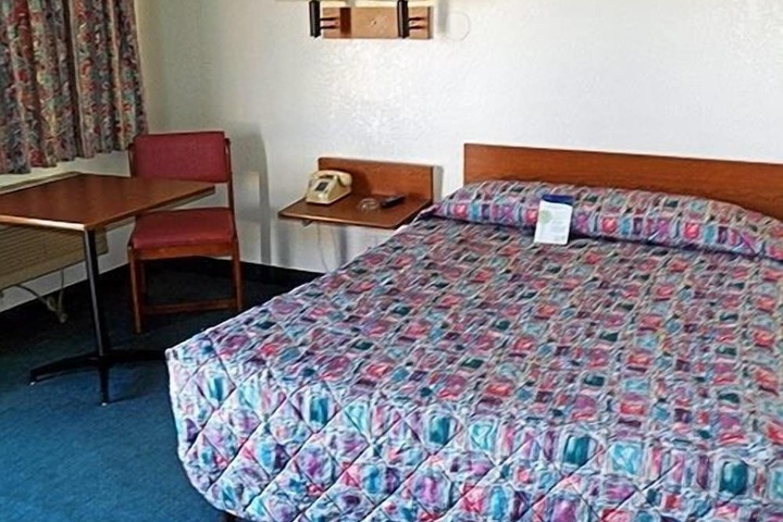 1 Queen Bed (1 of 2)