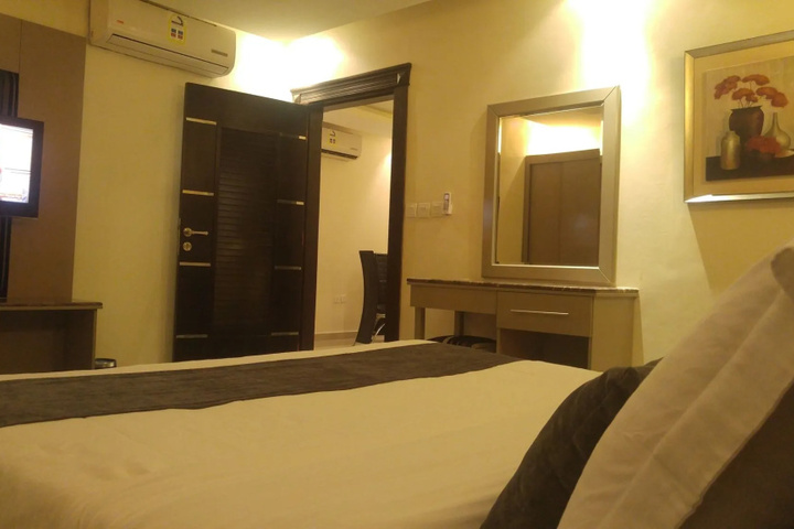 Room 7 of 10