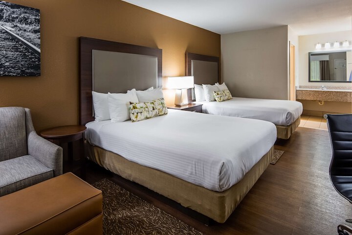 2 Queen Beds Microwave and Refrigerator WiFi Full Breakfast (6 of 7)