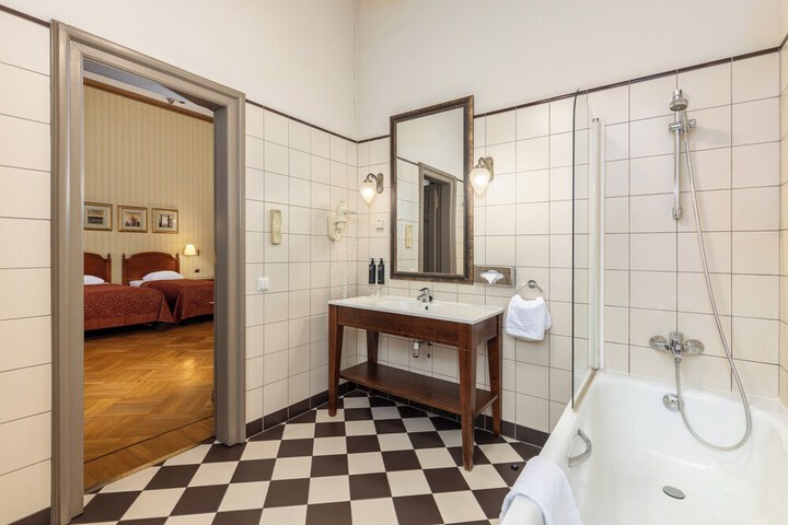 Room 52 of 75