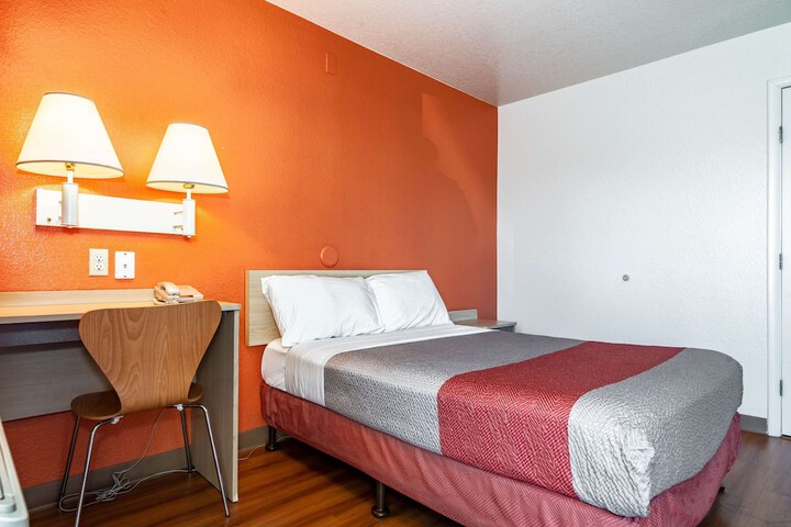 1 Queen Bed (16 of 23)