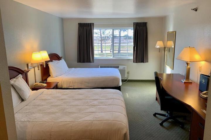 2 Queen Beds (4 of 5)