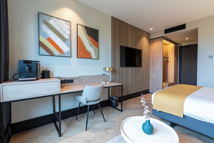 Room 3 of 32