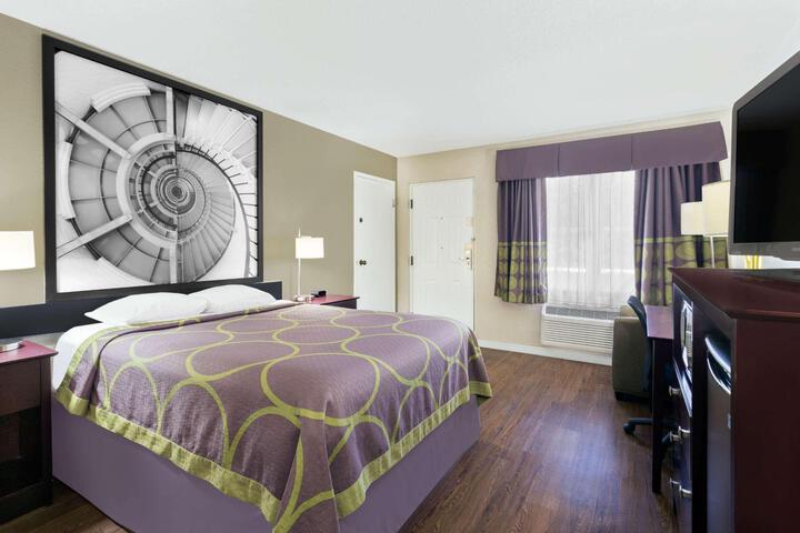 1 Queen Bed Mobility Hearing Impaired Accessible Room (10 of 14)