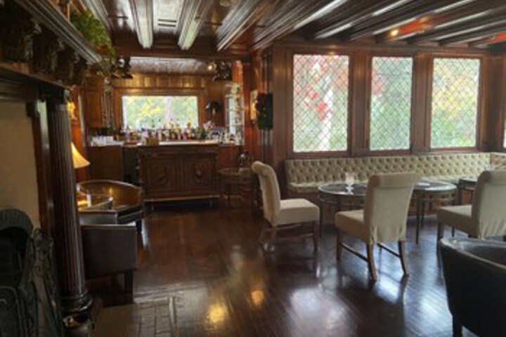 Lounge 21 of 130