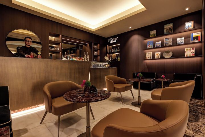 Lounge 58 of 66
