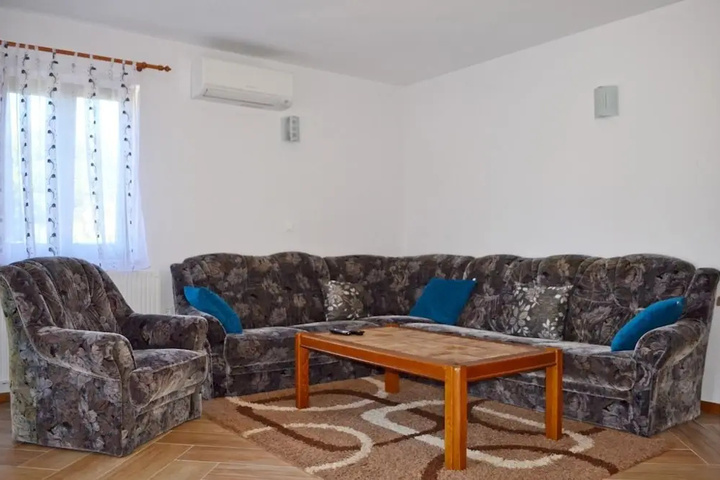 Room 4 of 16