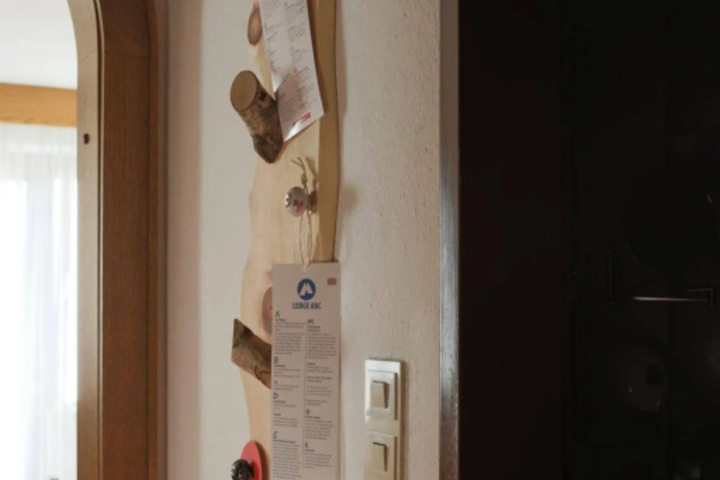 Room 6 of 27