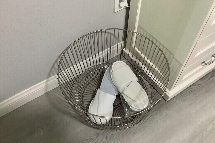 Room 17 of 99
