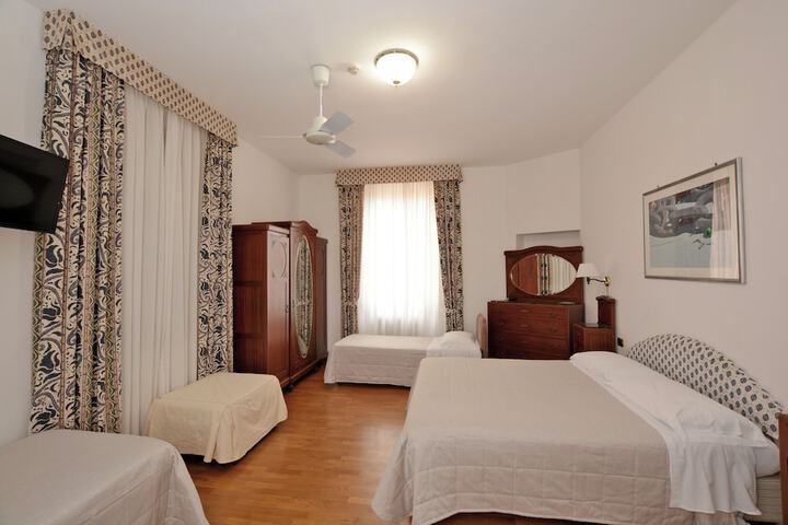 Room 17 of 46