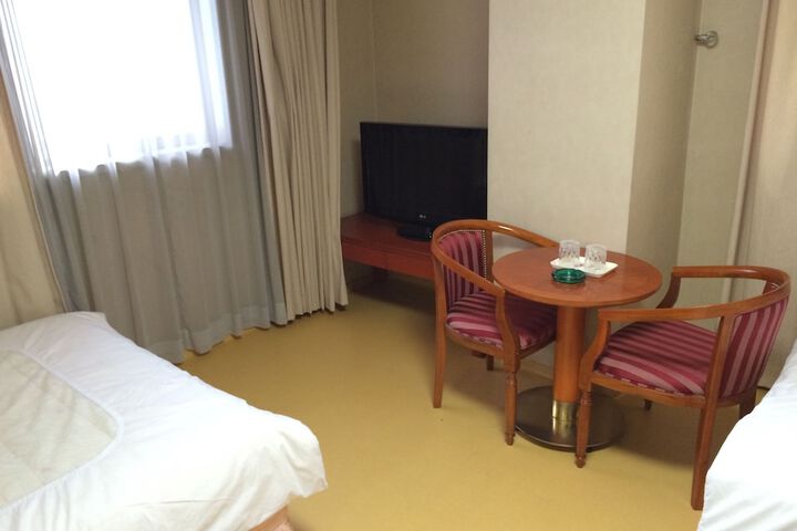 Room 10 of 33