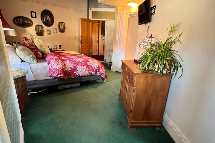 Room 35 of 91