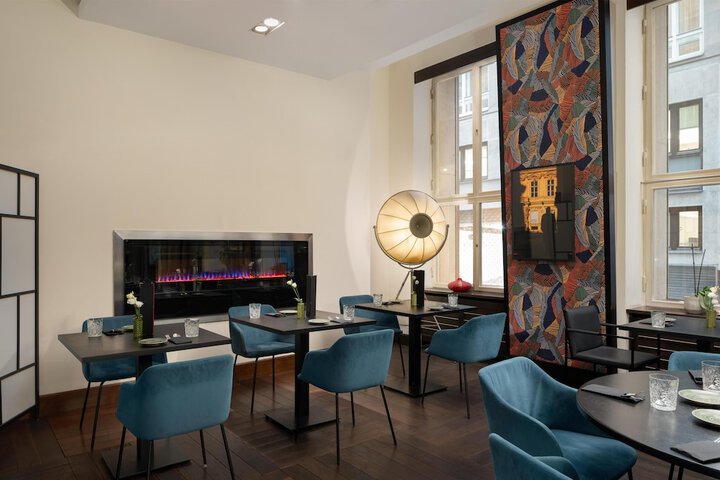 Lounge 52 of 84