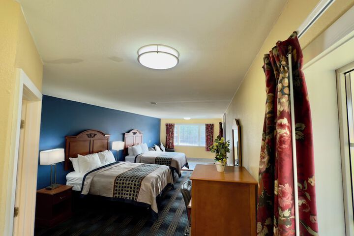 Quadruple Deluxe Queen Bed (17 of 28)