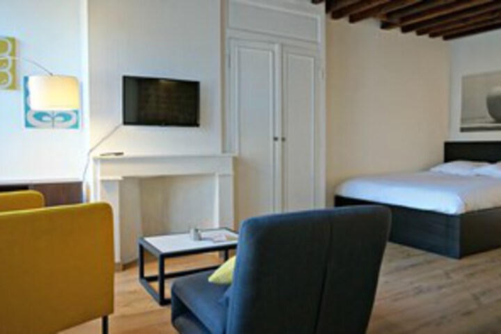 Room 9 of 18