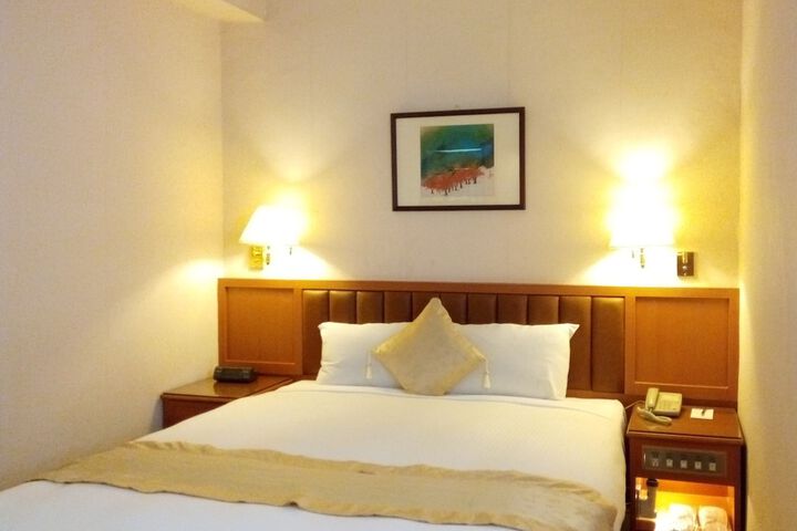 Room 14 of 33