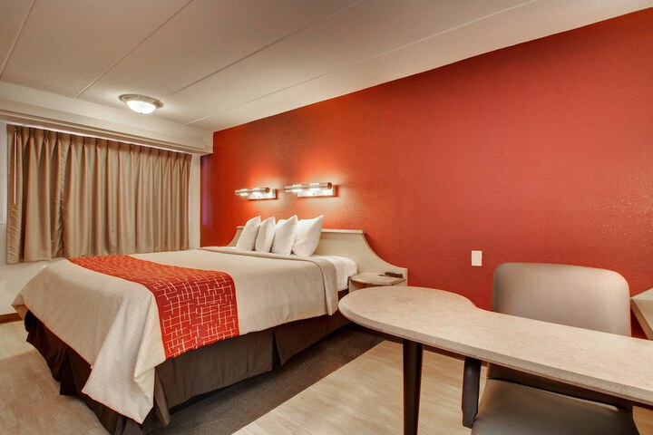 1 King Bed (2 of 11)