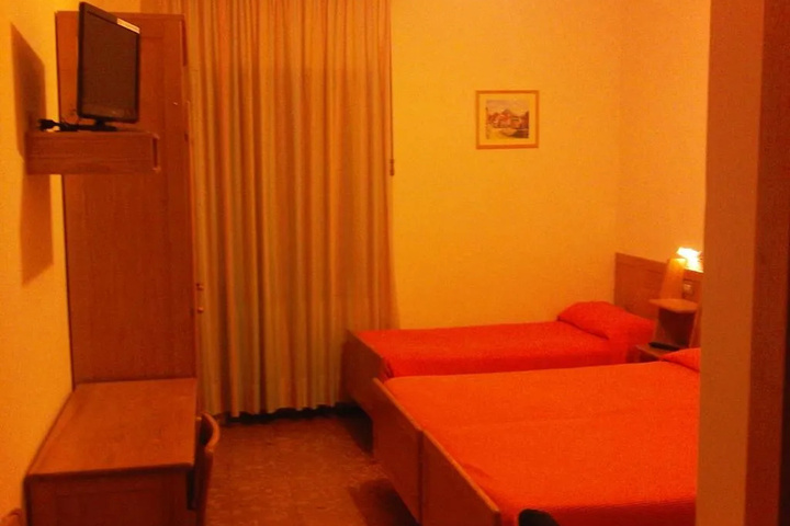 Room 2 of 10