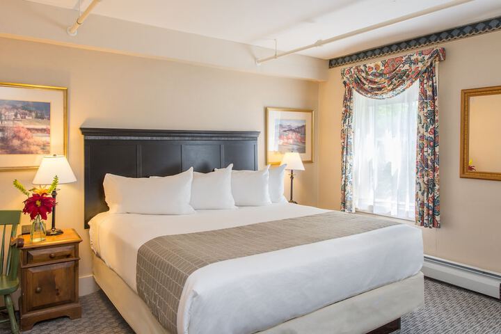 1 King Bed (3 of 8)