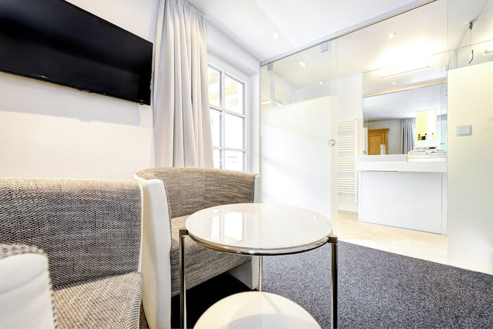 Room 52 of 76