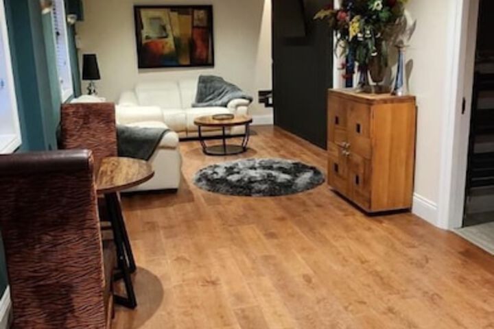 Lounge 51 of 54