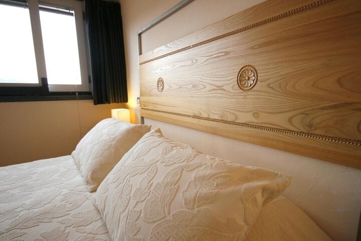 Room 6 of 33