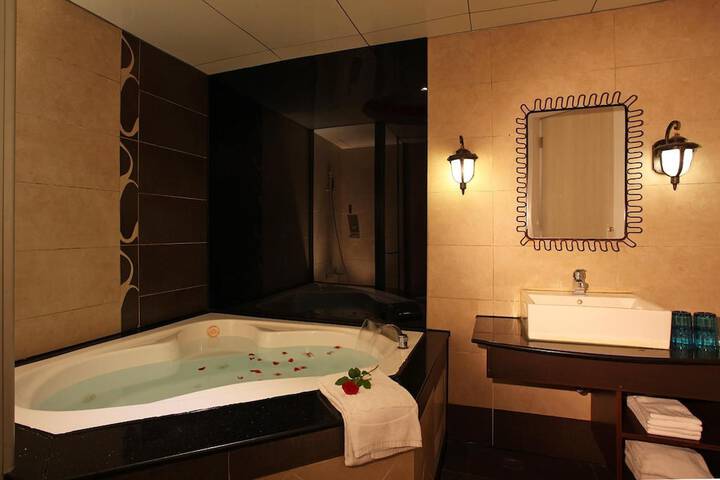Room 21 of 32